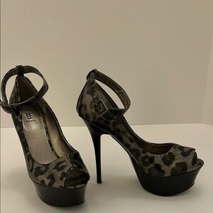 Bakers Chic Black and Gray Leopard Stiletto Heels Size 7 1/2